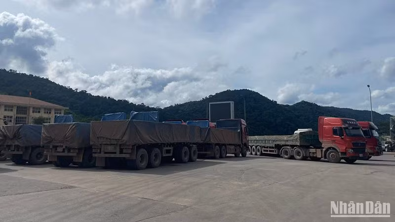 Xe vận tải hàng hóa tại cặp cửa khẩu quốc tế Cầu Treo/Hà Tĩnh (Việt Nam) - Nặm Phạo/Bolykhamxay (Lào). (Ảnh: HẢI TIẾN)