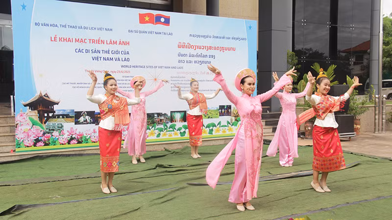 Một tiết mục văn nghệ tại lễ khai mạc. (Ảnh: HẢI TIẾN)