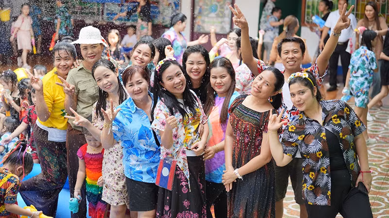 Người dân Lào tưng bừng tham gia lễ té nước mừng năm mới.