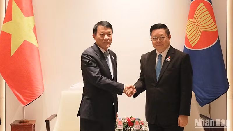 Bộ trưởng Công an Lương Tam Quang và Tổng Thư ký ASEAN Kao Kim Hourn. (Ảnh: Hải Tiến)