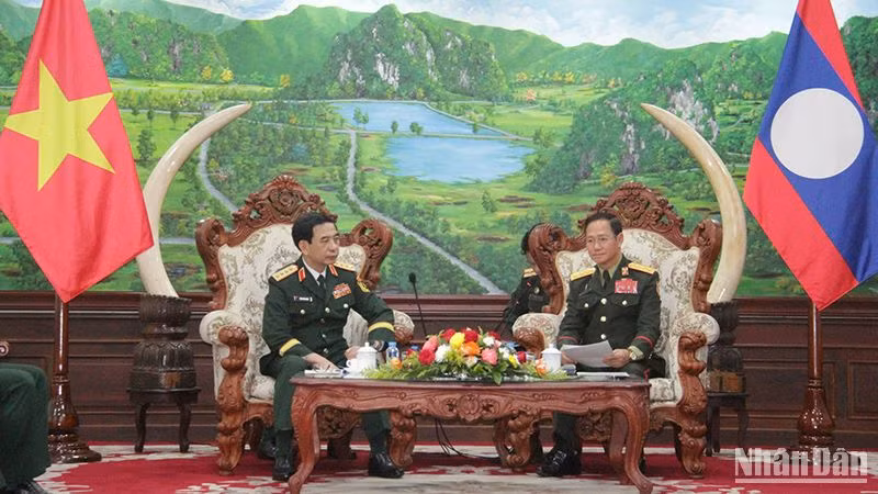 Đại tướng Phan Văn Giang và Thượng tướng Khamliang Outhakaysone. (Ảnh: Hải Tiến)