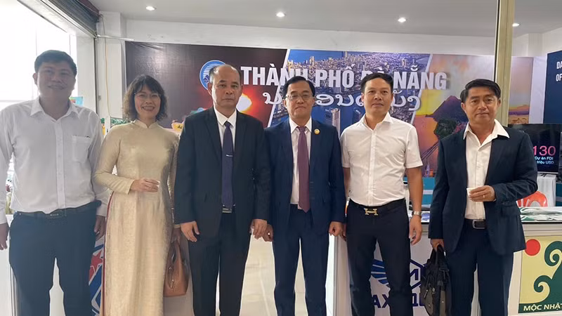 Các đại biểu thăm gian hàng của Thành phố Đà Nẵng tại Hội chợ. (Ảnh: CTV)