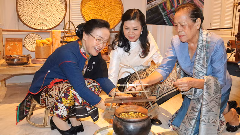 Phu nhân Ngô Phương Ly và Phu nhân Naly Sisoulith trải nghiệm kéo sợi tơ tằm tại Không gian trưng bày sản phẩm lụa truyền thống của Lào ở thủ đô Vientiane. (Ảnh: HẢI TIẾN) Phu nhân Ngô Phương Ly và Phu nhân Naly Sisoulith trải nghiệm kéo sợi tơ tằm tại Không gian trưng bày sản phẩm lụa truyền thống của Lào ở thủ đô Vientiane. (Ảnh: HẢI TIẾN)