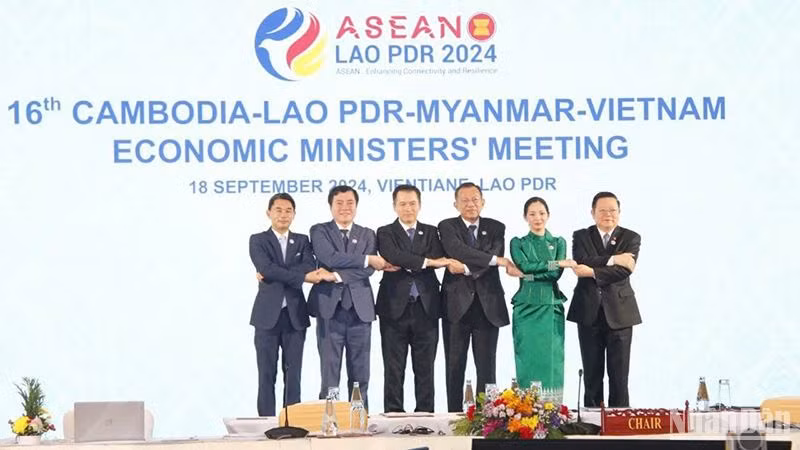 Các đại biểu tham dự hội nghị chụp ảnh lưu niệm. (Ảnh: Hải Tiến)