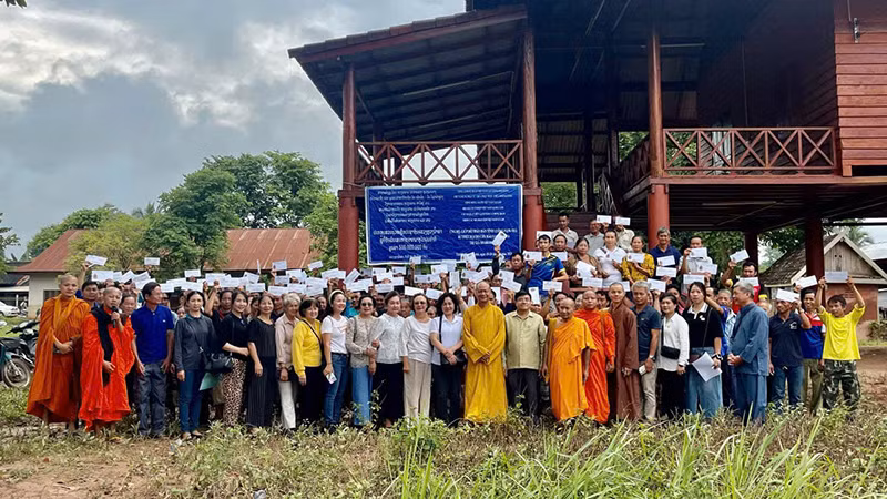 Đoàn công tác trao quà hỗ trợ người dân tỉnh Luang Namtha (Lào). Ảnh: Cộng tác viên