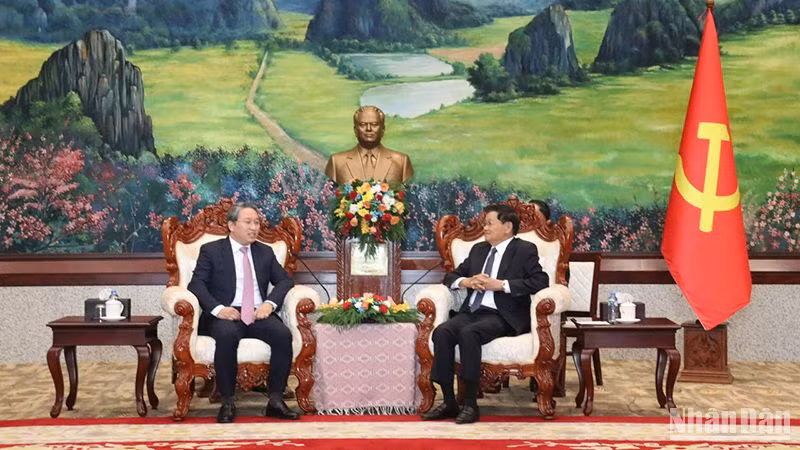 Bộ trưởng Tư pháp Nguyễn Hải Ninh hội kiến Tổng Bí thư, Chủ tịch nước Lào Thongloun Sisoulith. Ảnh: Hải Tiến
