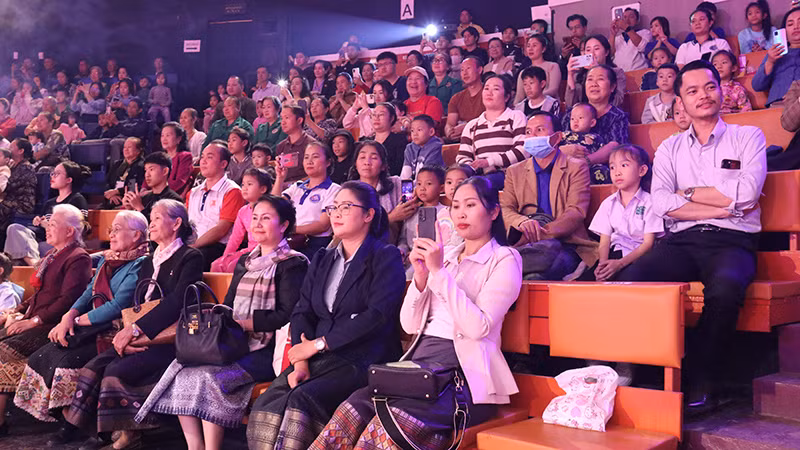 Đông đảo người dân Lào và người Việt Nam sinh sống tại Lào ở mọi lứa tuổi chăm chú thưởng thức chương trình biểu diễn. (Ảnh: Hải Tiến) Đông đảo người dân Lào và người Việt Nam sinh sống tại Lào ở mọi lứa tuổi chăm chú thưởng thức chương trình biểu diễn. (Ảnh: Hải Tiến)