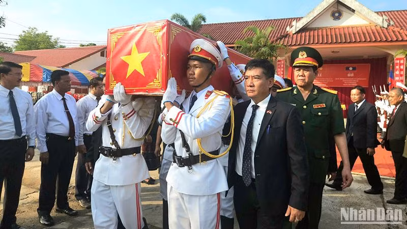 Tiễn đưa 12 bộ hài cốt các liệt sĩ Việt Nam hy sinh tại Lào về nước để an táng. Ảnh: Trịnh Dũng