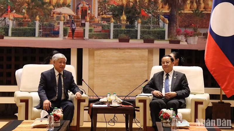 Thủ tướng Lào tiếp thân mật đồng chí Đỗ Văn Chiến và Đoàn đại biểu Mặt trận Tổ quốc Việt Nam. Ảnh: Trịnh Dũng