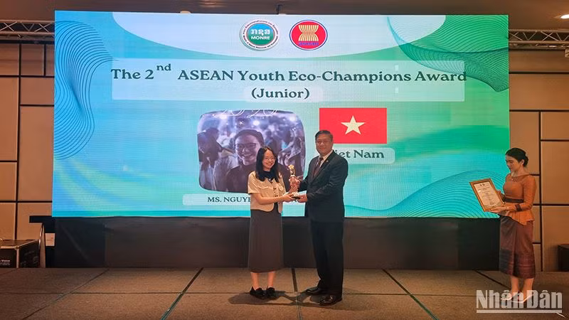 Nguyễn Châu Bảo nhận giải Nhà vô địch sinh thái ASEAN trẻ cho lứa tuổi thanh thiếu niên (18-25 tuổi). (Ảnh: Trịnh Dũng)