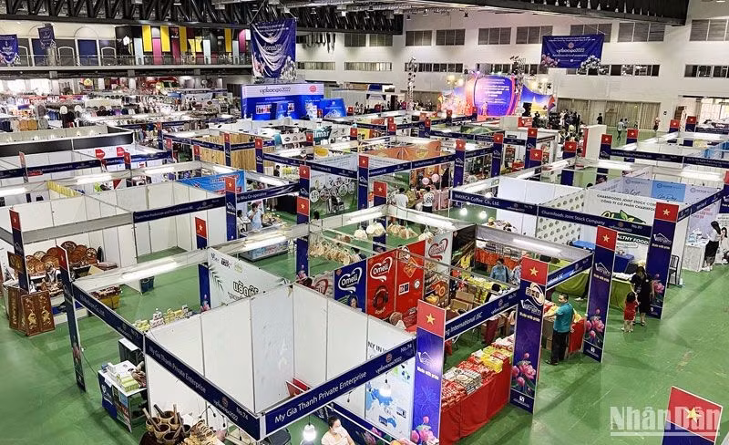 Hội chợ thương mại Việt Nam-Lào 2022 tổ chức tại Vientiane (Lào). (Ảnh: TRỊNH DŨNG)
