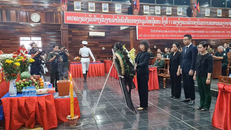 Đoàn đại biểu Tổng Lãnh sự quán Việt Nam tại Pakse dâng hoa tưởng niệm các anh hùng liệt sĩ. (Ảnh: HẢI TIẾN)