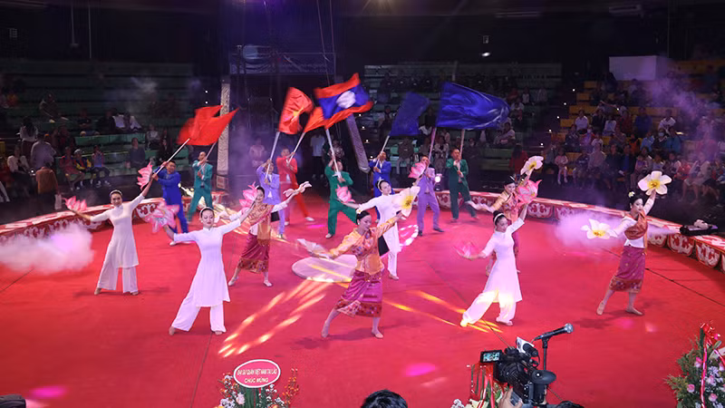 Tiết mục mở màn buổi biểu diễn thể hiện tình đoàn kết giữa hai nước Việt Nam-Lào. (Ảnh: Hải Tiến)