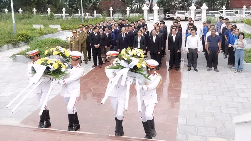 Các đại biểu dâng vòng hoa tại Đài tưởng niệm Liên minh chiến đấu Lào-Việt Nam tỉnh Xiengkhouang. (Ảnh: Hải Tiến)
