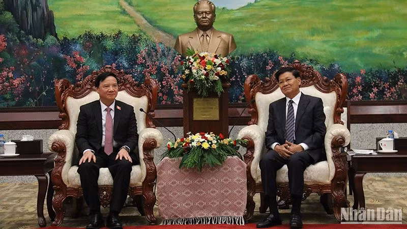 Phó Chủ tịch Quốc hội Việt Nam Nguyễn Khắc Định (trái) tiếp kiến Tổng Bí thư, Chủ tịch nước Lào Thongloun Sisoulith. (Ảnh: HẢI TIẾN)