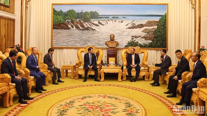 Phó Thủ tướng, Bộ trưởng Công an Lào tiếp Đoàn đại biểu Bộ Công an Việt Nam. (Ảnh: Trịnh Dũng)
