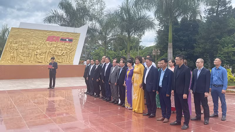 Các đại biểu tưởng niệm, tri ân các Anh hùng liệt sĩ. Ảnh: Hải Tiến
