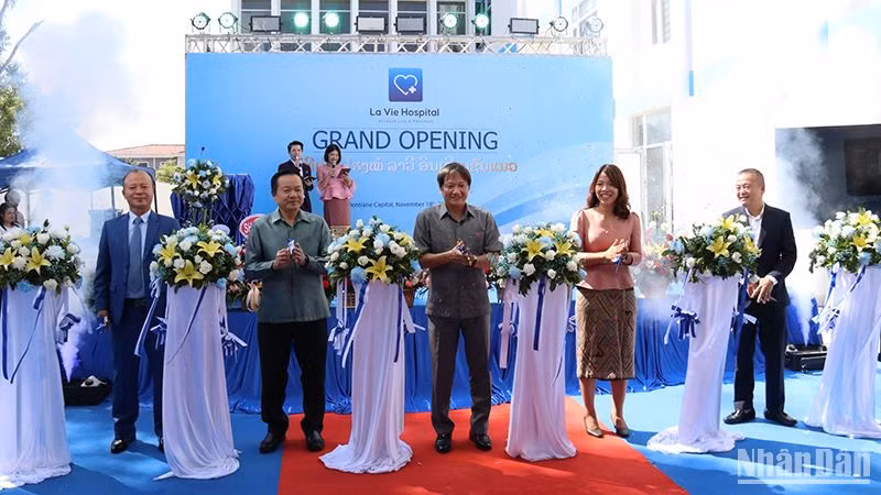 Các đại biểu làm lễ cắt băng khai trương bệnh viện. Ảnh: Hải Tiến