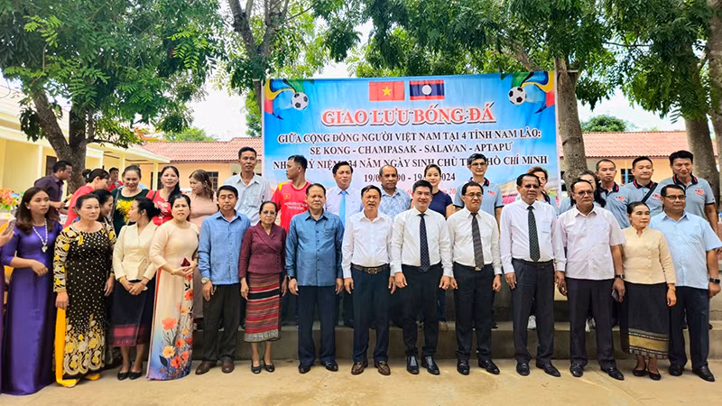 Các đại biểu tại lễ khai mạc Giải bóng đá. Các đại biểu tại lễ khai mạc Giải bóng đá.
