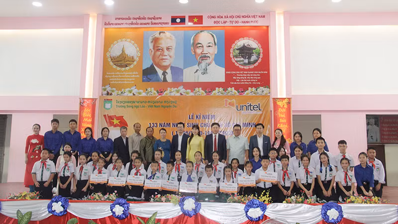 Trao học bổng cho các em học sinh giỏi, có hoàn cảnh khó khăn. Ảnh: Hải Tiến