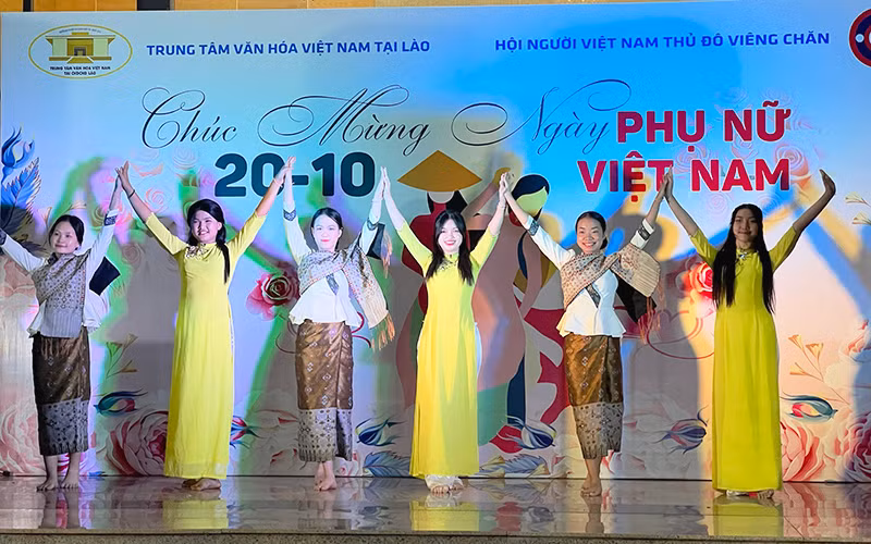 Tiết mục văn nghệ do các em học sinh Trường song ngữ Lào-Việt Nam Nguyễn Du biểu diễn. (Ảnh: Trịnh Dũng) Tiết mục văn nghệ do các em học sinh Trường song ngữ Lào-Việt Nam Nguyễn Du biểu diễn. (Ảnh: Trịnh Dũng)