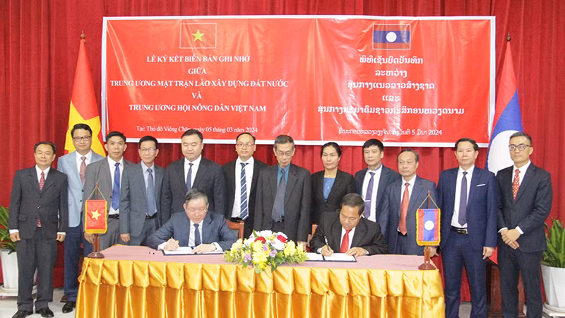 Lễ ký Biên bản ghi nhớ hợp tác giữa Trung ương Hội Nông dân Việt Nam và Trung ương Mặt trận Lào xây dựng đất nước giai đoạn 2025-2030. Ảnh: HẢI TIẾN