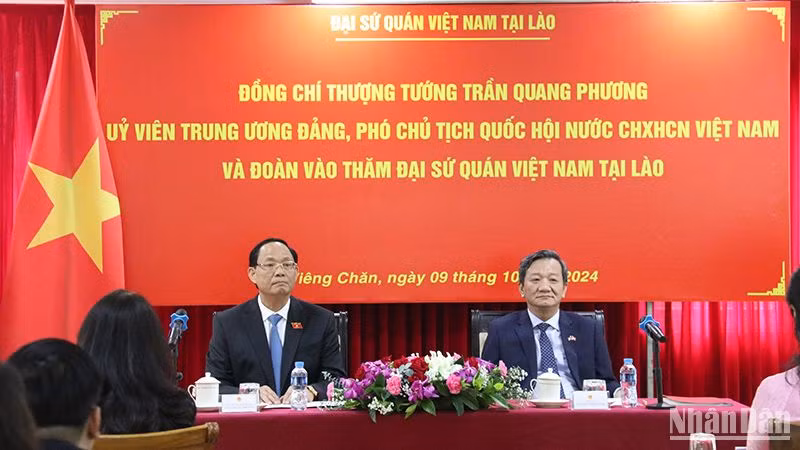 Phó Chủ tịch Quốc hội Trần Quang Phương (bên trái) cùng Đại sứ Nguyễn Minh Tâm.