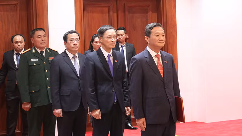 Đại sứ Nguyễn Minh Tâm và lãnh đạo các cơ quan đại diện của Việt Nam tại buổi lễ trình Quốc thư. (Ảnh: TRỊNH DŨNG)