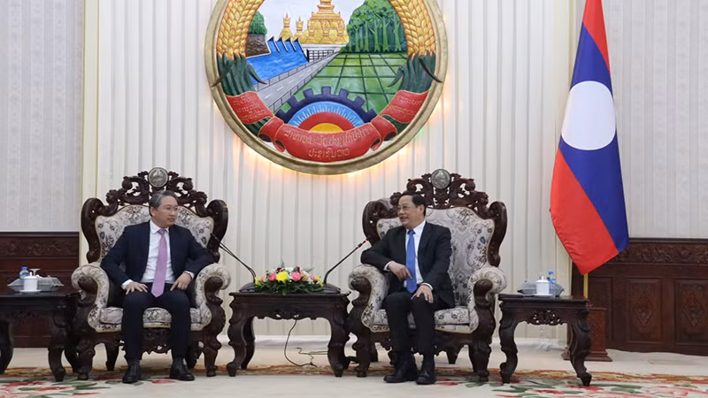 Bộ trưởng Nguyễn Hải Ninh hội kiến Thủ tướng Chính phủ Lào Sonexay Siphandone. Ảnh: Hải Tiến