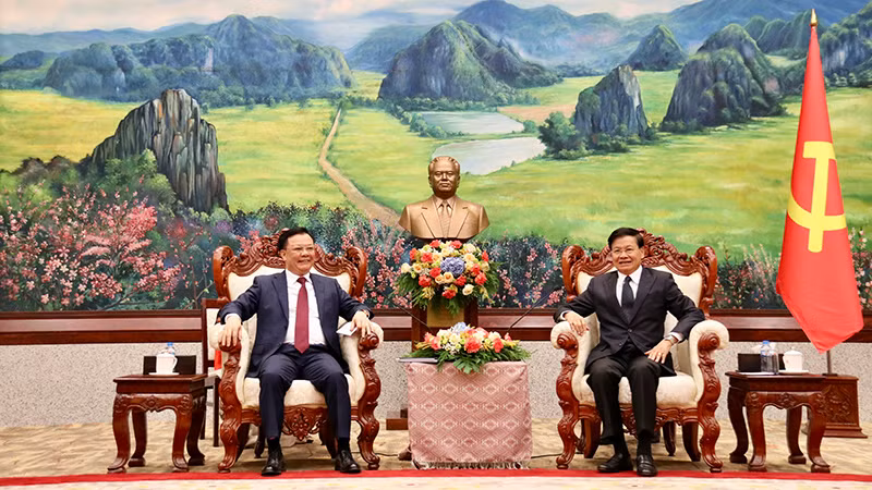 Đồng chí Đinh Tiến Dũng bày tỏ vui mừng về những kết quả quan trọng mà Lào đã đạt được trong thời gian qua dưới sự lãnh đạo của Đảng Nhân dân Cách mạng Lào. (Ảnh: TRỊNH DŨNG) Đồng chí Đinh Tiến Dũng bày tỏ vui mừng về những kết quả quan trọng mà Lào đã đạt được trong thời gian qua dưới sự lãnh đạo của Đảng Nhân dân Cách mạng Lào. (Ảnh: TRỊNH DŨNG)