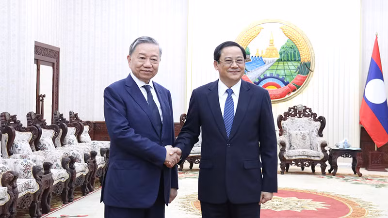 Bộ trưởng Công an Tô Lâm hội kiến Thủ tướng Chính phủ Lào Sonexay Siphandone. Ảnh: Trịnh Dũng
