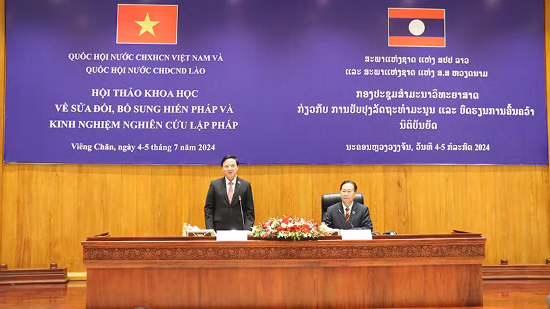 Phó Chủ tịch Quốc hội Việt Nam Nguyễn Khắc Định và Phó Chủ tịch Quốc hội Lào Chaleun Yiapaoher đồng chủ trì Hội thảo về kinh nghiệm nghiên cứu lập pháp. (Ảnh: HẢI TIẾN)
