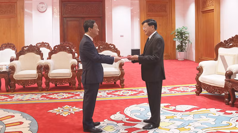 Đại sứ Nguyễn Minh Tâm trình Quốc thư lên Tổng Bí thư, Chủ tịch nước Lào Thongloun Sisoulith. (Ảnh: TRỊNH DŨNG)