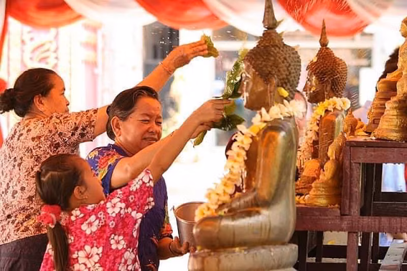 Người dân Lào thực hiện nghi lễ tắm tượng Phật tại các ngôi chùa. Người dân Lào thực hiện nghi lễ tắm tượng Phật tại các ngôi chùa.