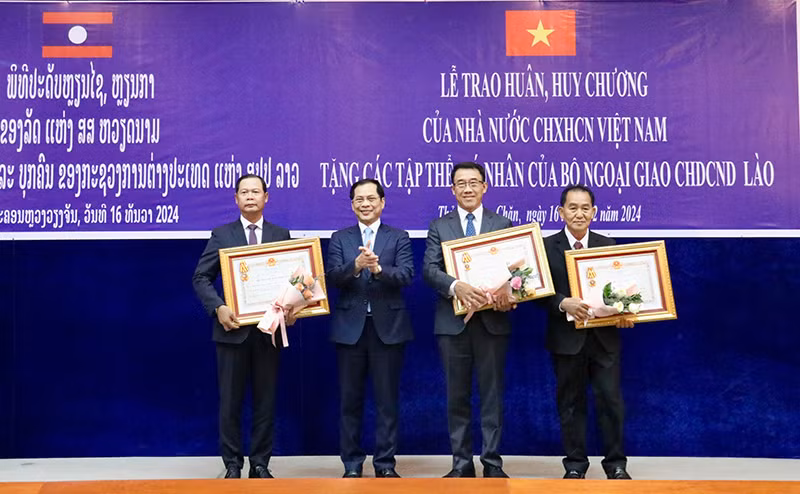 Phó Thủ tướng, Bộ trưởng Ngoại giao Bùi Thanh Sơn trao tặng Huân chương cao quý của nước Cộng hòa xã hội chủ nghĩa Việt Nam cho lãnh đạo Bộ Ngoại giao Lào có nhiều đóng góp trong Năm Đoàn kết hữu nghị Việt Nam-Lào 2022.