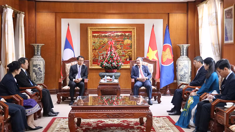Đại sứ Nguyễn Minh Tâm tiếp Đoàn Ban Đối ngoại Trung ương Đảng Nhân dân Cách mạng Lào. Ảnh: Hải Tiến