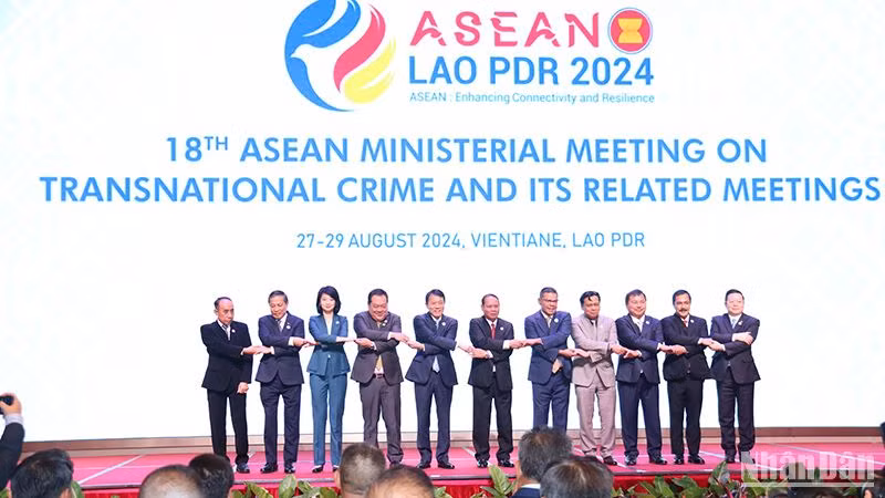 Các Trưởng đoàn đại biểu tham dự Hội nghị và Tổng thư ký ASEAN cùng chụp ảnh lưu niệm. (Ảnh: HẢI TIẾN)