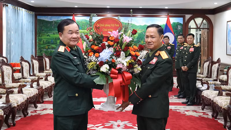 Thượng tướng Hoàng Xuân Chiến trao lẵng hoa tươi thắm chúc mừng nhân dịp kỷ niệm 76 năm ngày thành lập Quân đội nhân dân Lào (20/1/1949-20/1/2025). (Ảnh: TRỊNH DŨNG) Thượng tướng Hoàng Xuân Chiến trao lẵng hoa tươi thắm chúc mừng nhân dịp kỷ niệm 76 năm ngày thành lập Quân đội nhân dân Lào (20/1/1949-20/1/2025). (Ảnh: TRỊNH DŨNG)