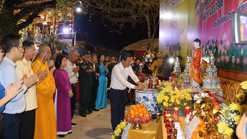 Các đại biểu dâng hương tưởng niệm các anh hùng liệt sĩ. (Ảnh: Hải Tiến)