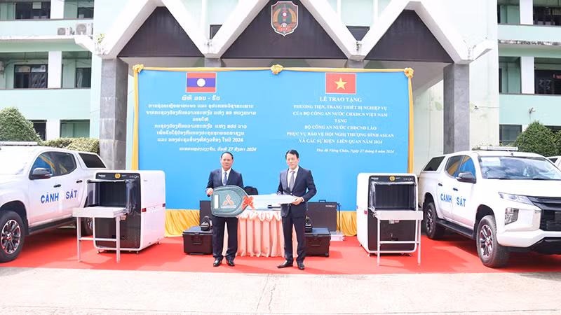 Trao tặng Bộ Công an Lào trang thiết bị phục vụ bảo đảm an ninh, an toàn các sự kiện quốc tế trong năm Lào làm Chủ tịch ASEAN 2024. (Ảnh: Hải Tiến)