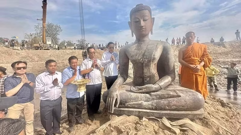 Pho tượng Phật cổ làm bằng đồng cao tới 2,2m được phát hiện ở tỉnh Bokeo. (Ảnh: Báo Pasaxon) Pho tượng Phật cổ làm bằng đồng cao tới 2,2m được phát hiện ở tỉnh Bokeo. (Ảnh: Báo Pasaxon)