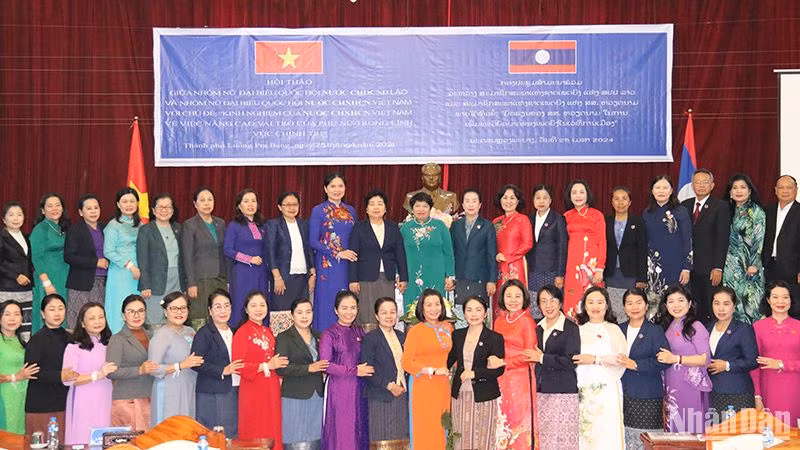 Các đại biểu tham dự Hội thảo chụp ảnh lưu niệm. Ảnh: HẢI TIẾN