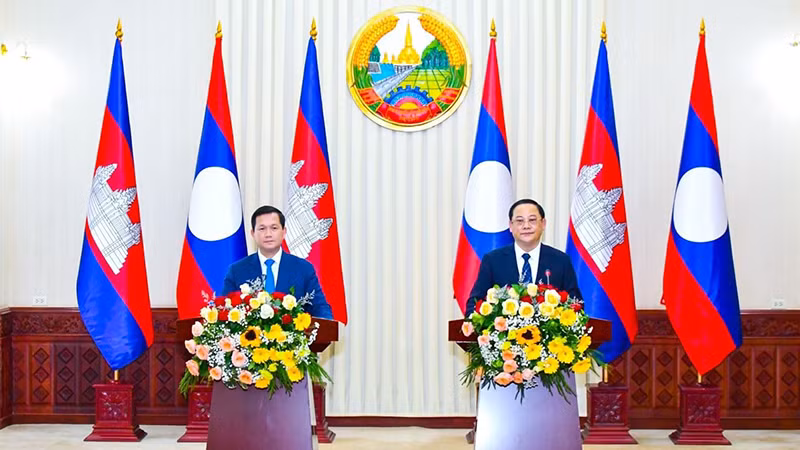 Thủ tướng Lào Sonexay Siphandone (bên phải) và Thủ tướng Campuchia Hun Manet. (Ảnh: Báo Pasaxon)
