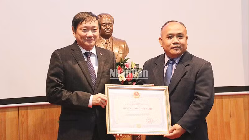 Đại sứ Nguyễn Bá Hùng thay mặt lãnh đạo Đảng, Nhà nước Việt Nam trao Huân chương Hữu nghị tặng Bảo tàng Kaysone. Phomvihane. (Ảnh: Trịnh Dũng)