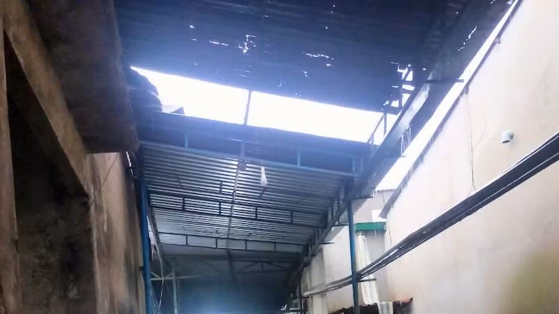Cơn mưa đã làm căn nhà bị tốc mái.