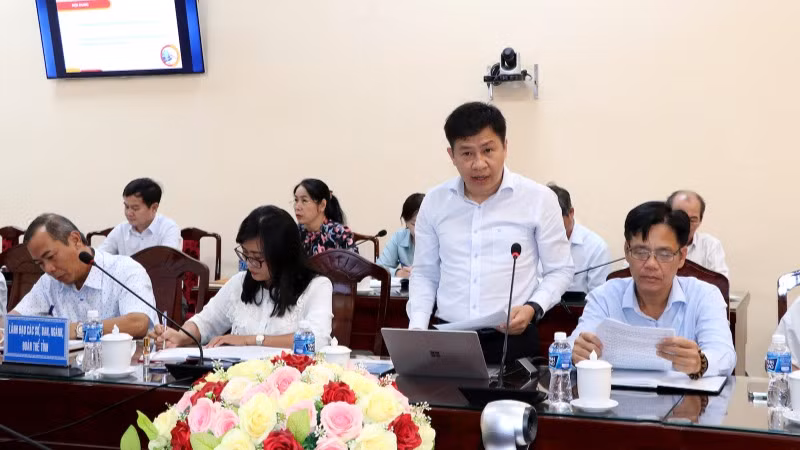Ông Võ Thành Công, Giám đốc Sở Thông tin và Truyền thông tỉnh Bình Thuận phát biểu tại cuộc họp.