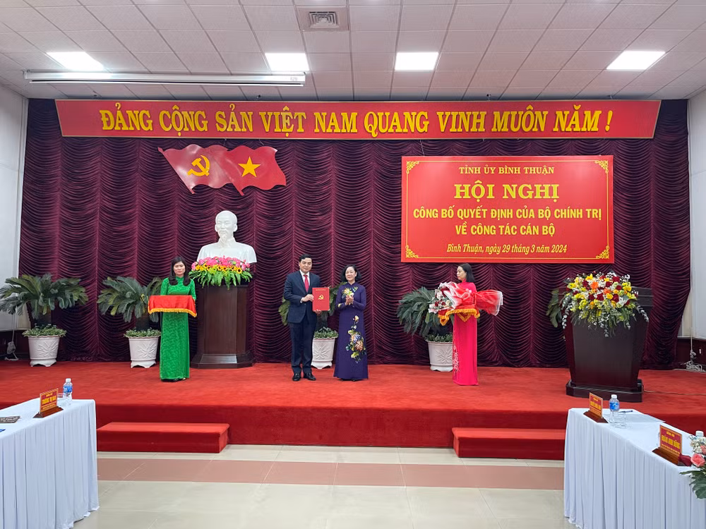 Đồng chí Trương Thị Mai, Ủy viên Bộ Chính trị, Thường trực Ban Bí thư Trung ương Đảng, Trưởng Ban Tổ chức Trung ương Đảng trao quyết định cho đồng chí Nguyễn Hoài Anh, Bí thư Tỉnh ủy Bình Thuận. Đồng chí Trương Thị Mai, Ủy viên Bộ Chính trị, Thường trực Ban Bí thư Trung ương Đảng, Trưởng Ban Tổ chức Trung ương Đảng trao quyết định cho đồng chí Nguyễn Hoài Anh, Bí thư Tỉnh ủy Bình Thuận.