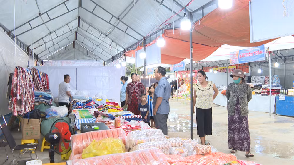 Nhiều người đồng bào dân tộc thiểu số tham quan, mua sắm tại phiên chợ.