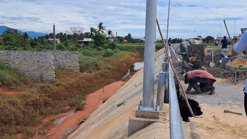 Công nhân đang thi công vị trí hàm ếch.