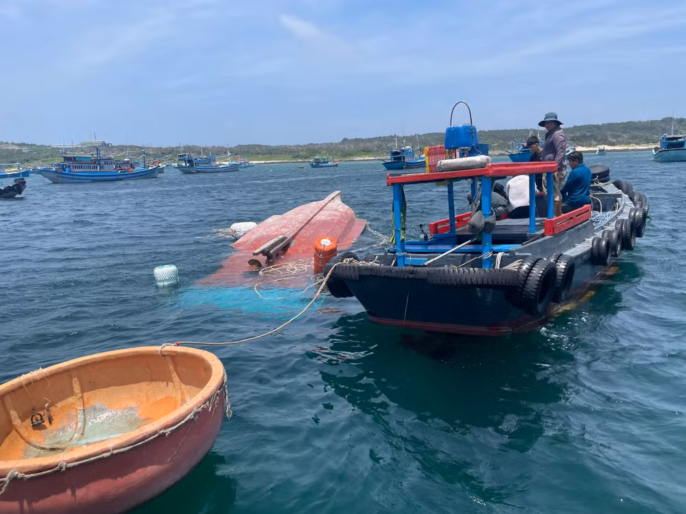 Tàu cá được thuyền khác đưa vào cảng Phú Quý.